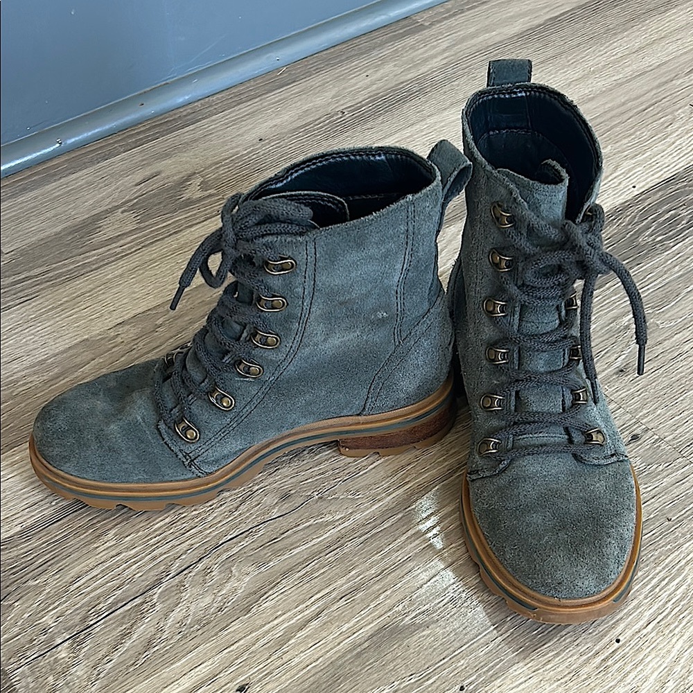 SOREL lace up suede waterproof boots size 8.5